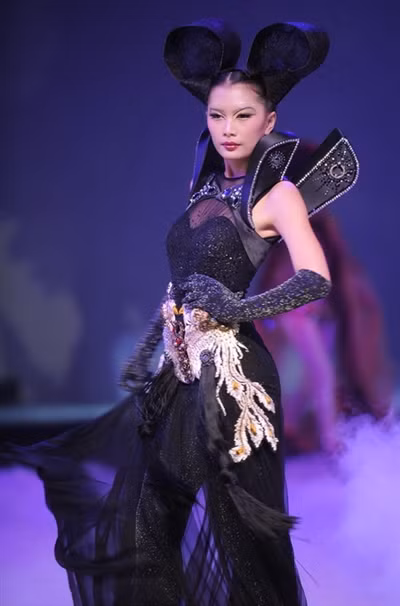 8, 9. Hai nhà thiết kế Huỳnh Hải Long, Ðặng Thế Huy góp chung sáng tạo trong bộ sưu tập mang tên Thoát xác. 8, 9. Hai nhà thiết kế Huỳnh Hải Long, Ðặng Thế Huy góp chung sáng tạo trong bộ sưu tập mang tên Thoát xác.