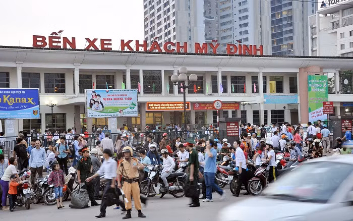 Ban quản lý bến xe khách Mỹ Đình cũng đã tiến hành lập biên bản với một số xe khách "đội" giá lên cao khiến người tham gia giao thông bức xúc.