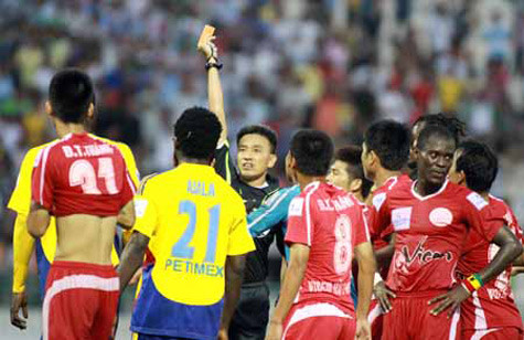 CĐV Hải Phòng đã hành hung trọng tài Võ Minh Trí bởi cho rằng ông đã xử “ép” đội bóng của họ trên sân Cao Lãnh. CĐV Hải Phòng đã hành hung trọng tài Võ Minh Trí bởi cho rằng ông đã xử “ép” đội bóng của họ trên sân Cao Lãnh.