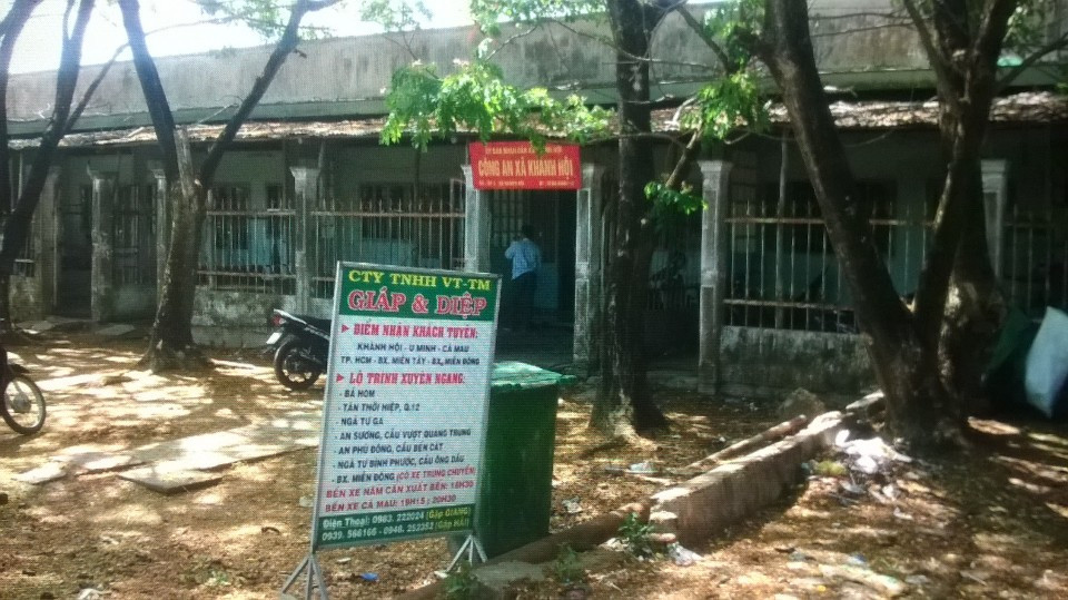 Dãy nhà 10 căn trên đất công, nơi cả gia đình ông Tương đang ở.