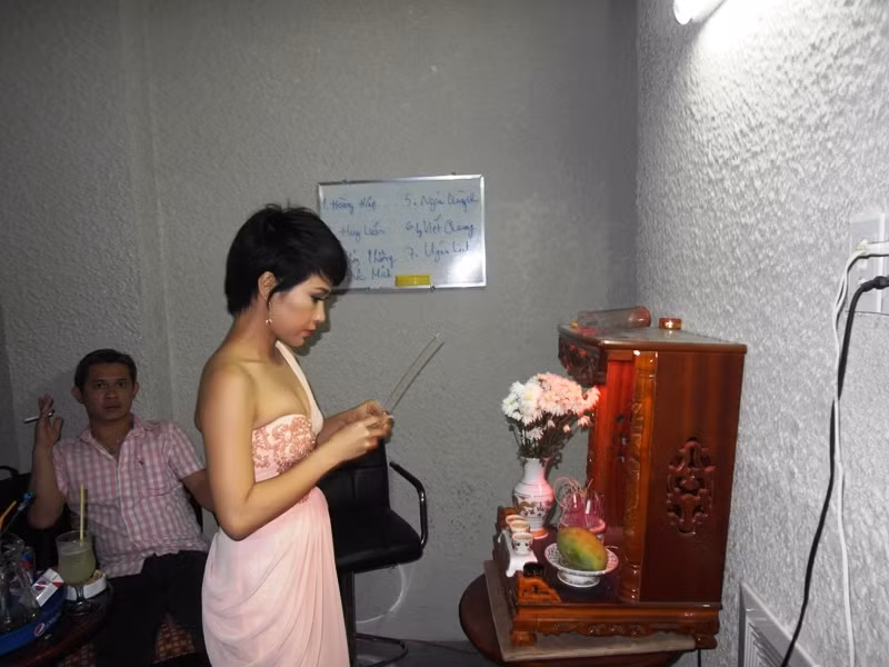 Cũng như nhiều ca sĩ khác, Uyên Linh rất tin vào tổ nghiệp. Uyên Linh tin rằng sự thành kính của cô trước tổ nghiệp sẽ mang đến những may mắn, thuận lợi cho cô trong giờ biểu diễn. Cũng như nhiều ca sĩ khác, Uyên Linh rất tin vào tổ nghiệp. Uyên Linh tin rằng sự thành kính của cô trước tổ nghiệp sẽ mang đến những may mắn, thuận lợi cho cô trong giờ biểu diễn.