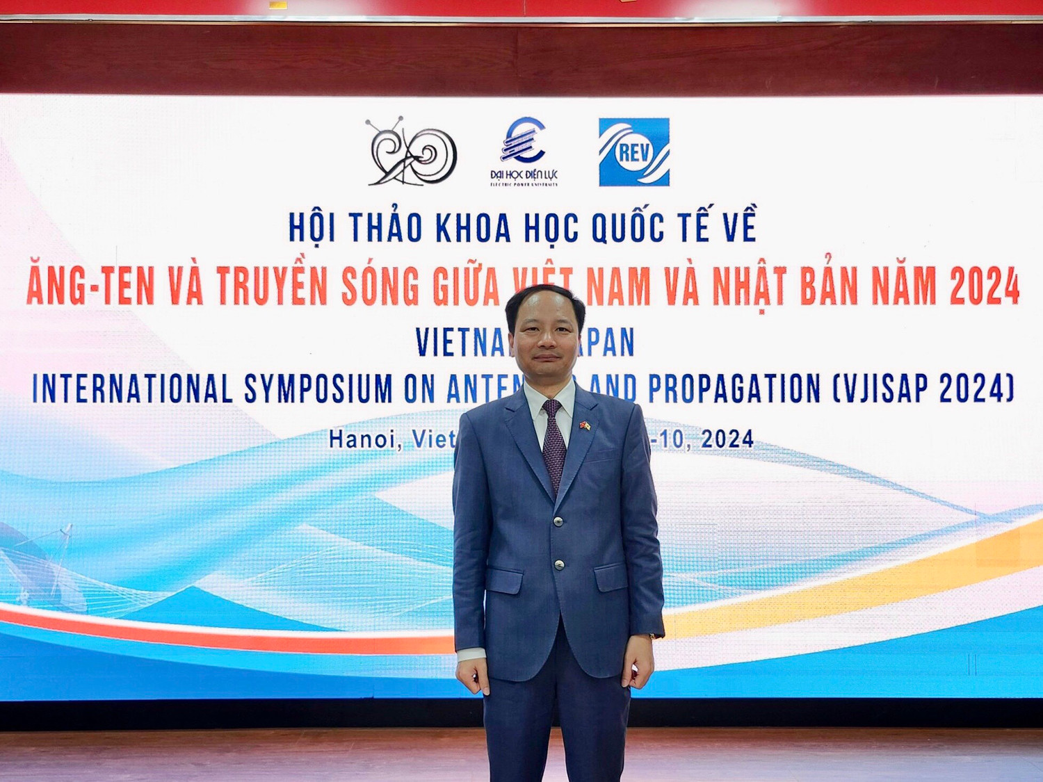 Tiến sĩ Phạm Duy Phong – Trưởng khoa Điện tử Viễn thông, Trường Đại học Điện lực. Tiến sĩ Phạm Duy Phong – Trưởng khoa Điện tử Viễn thông, Trường Đại học Điện lực.