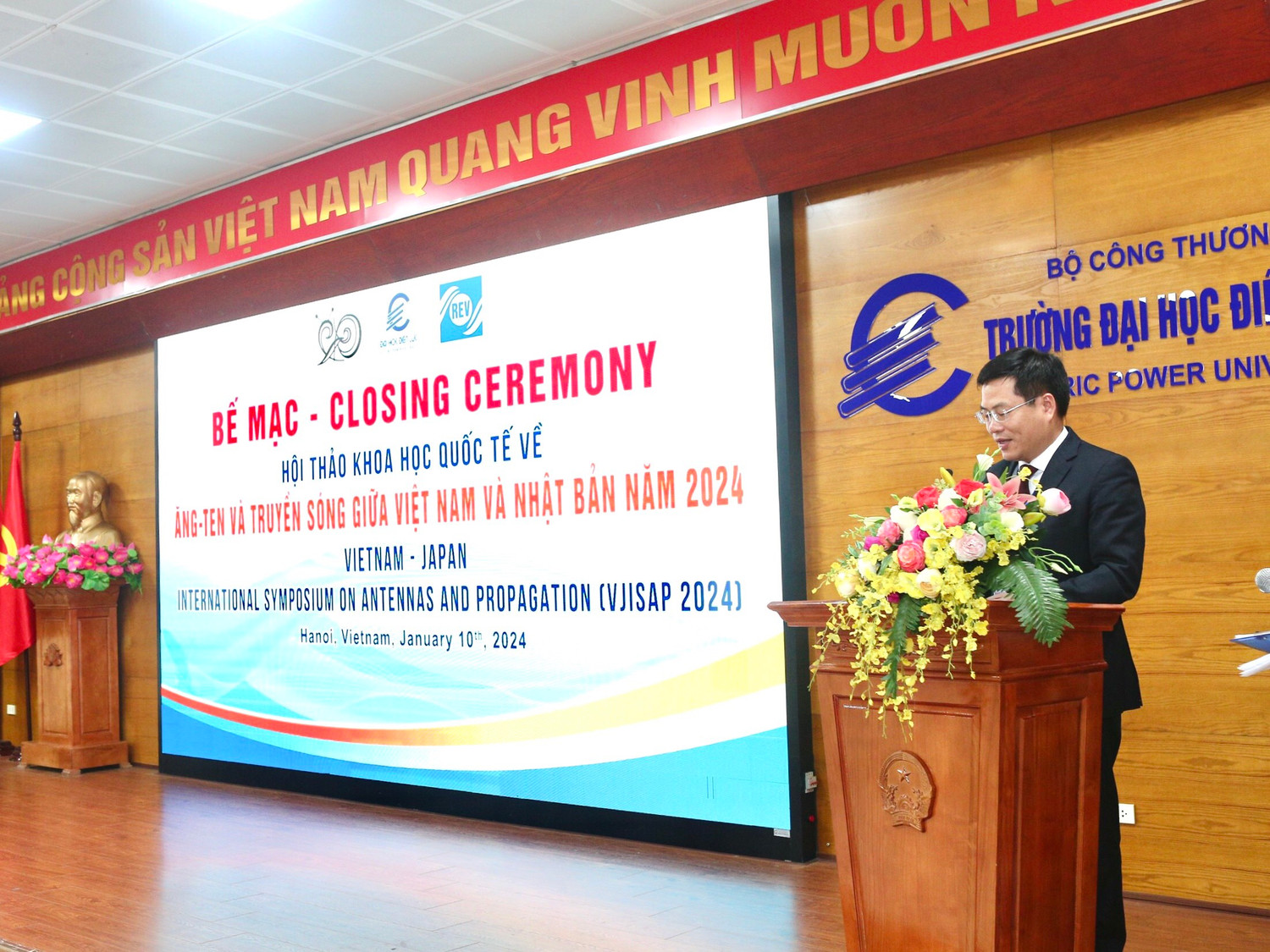 Phó Giáo sư,Tiến sĩ Nguyễn Lê Cường – Phó Hiệu trưởng Trường Đại học Điện lực phát biểu bế mạc Hội nghị. Phó Giáo sư,Tiến sĩ Nguyễn Lê Cường – Phó Hiệu trưởng Trường Đại học Điện lực phát biểu bế mạc Hội nghị.