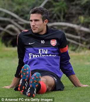 Những ngày gần đây, Van Persie vẫn ra sân tập