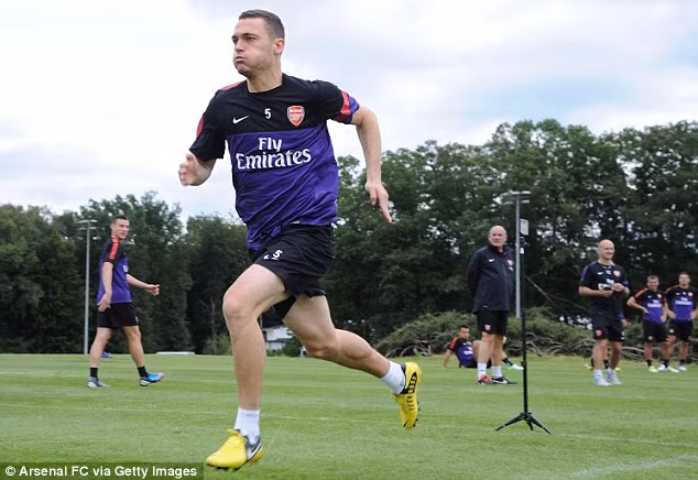 Như Alex Song hay Vermaelen