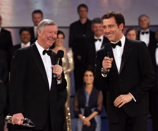 Sir Alex nhận giải Thành tựu từ nam diễn viên Owen Clive Sir Alex nhận giải Thành tựu từ nam diễn viên Owen Clive