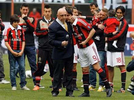 Từ phút giây này, những giọt lệ cứ rơi trên thảm cỏ San Siro Từ phút giây này, những giọt lệ cứ rơi trên thảm cỏ San Siro