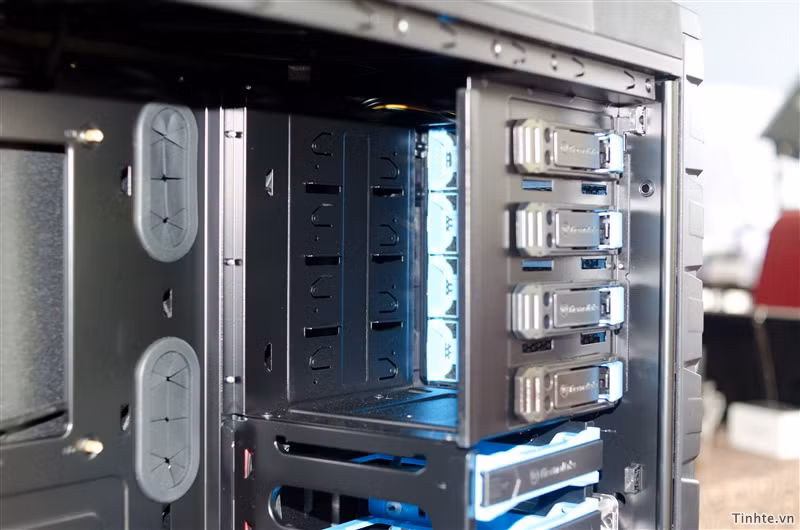 Khu vực chứa 4 ổ quang 5,25"