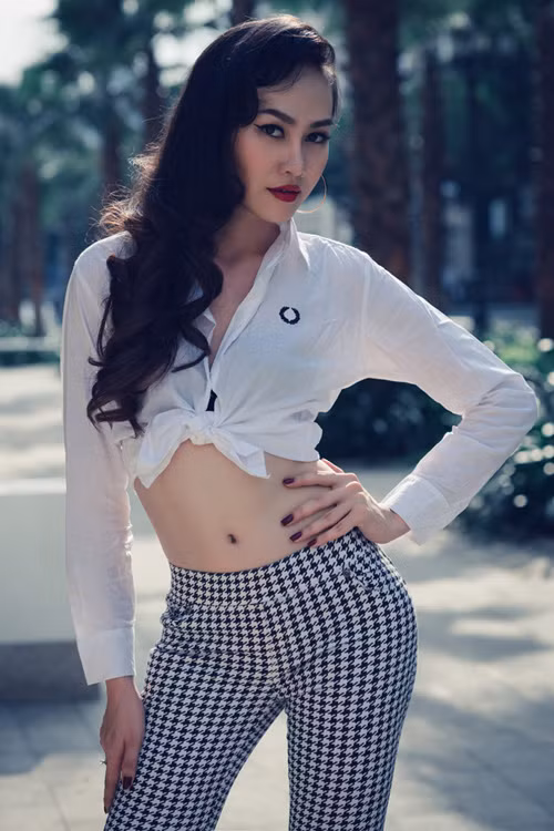 .. cô nàng sexy, lôi cuốn...