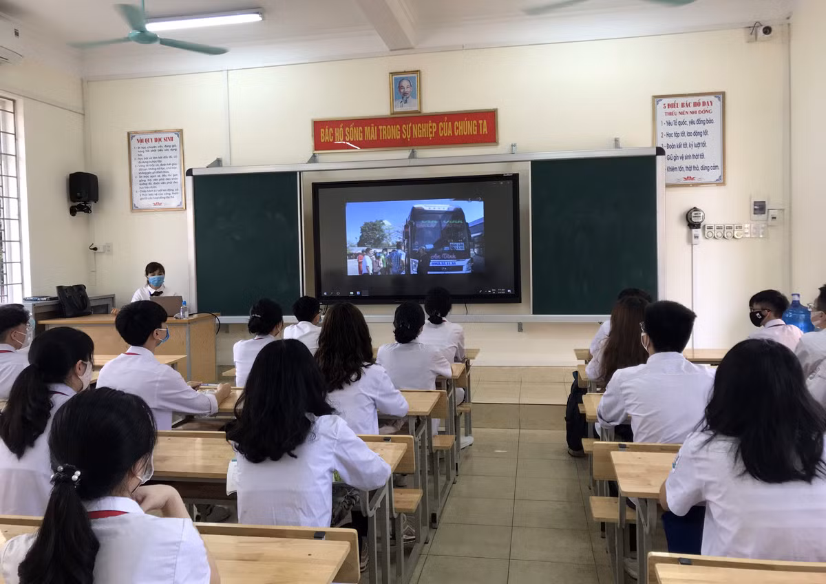 Tiết học đầu tiên của học sinh Trường Trung học cơ sở Cẩm Thành (thành phố Cẩm Phả) là kiến thức về phòng, chống dịch Covid-19 (Ảnh: CTV)