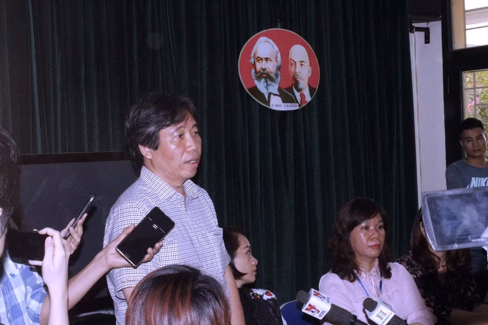 Ông Tạ Ngọc Thắng trả lời báo chí tại buổi họp báo ngày 6/12, tại Trường Tiểu học Quang Trung, Đống Đa, Hà Nội (ảnh Trinh Phúc).