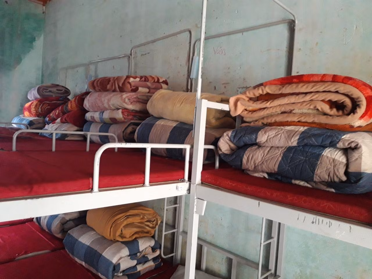 Nhà trường đầy đủ chăn, nệm cho các em học sinh bán trú. Ảnh: Phòng Giáo dục và Đào tạo huyện Xín Mần cung cấp