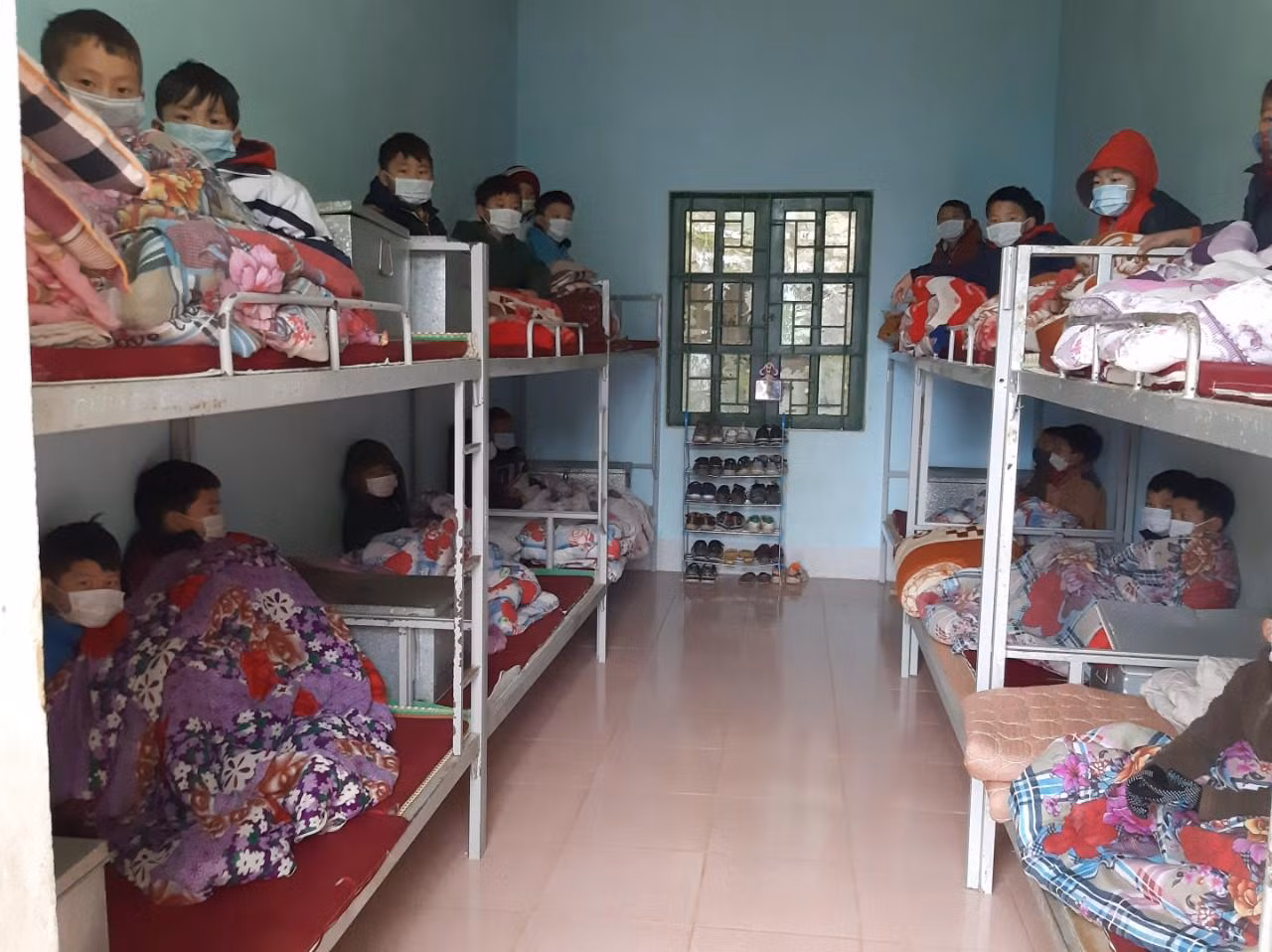 Học sinh nghỉ học, học sinh ở lại trường. Ảnh: Phòng Giáo dục và Đào tạo huyện Xín Mần cung cấp