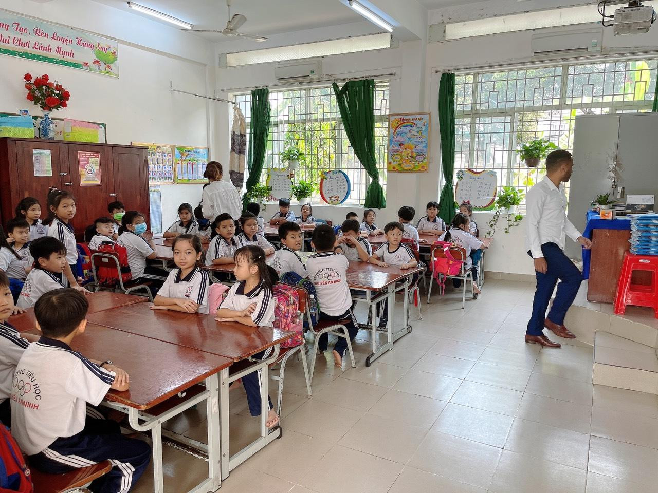 Các em học sinh thích thú trong giờ học Anh văn. Ảnh: Hữu Đức