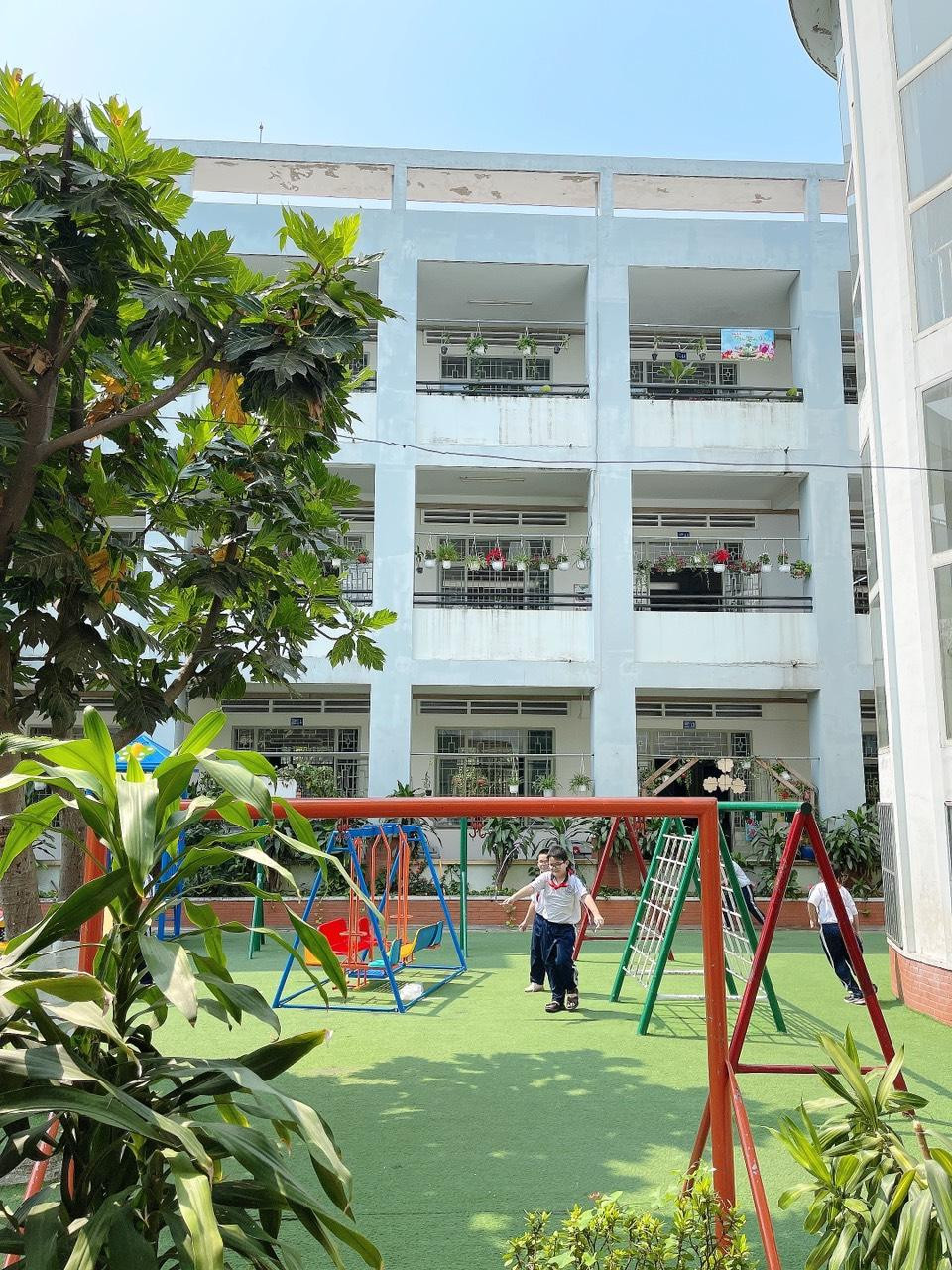 Khu vui chơi trong sân trường. Ảnh: Hữu Đức