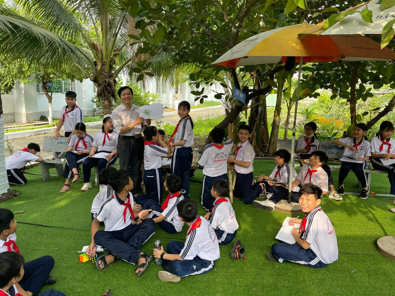 Học sinh vui vẻ trong giờ học ngoài trời. Ảnh: Hữu Đức