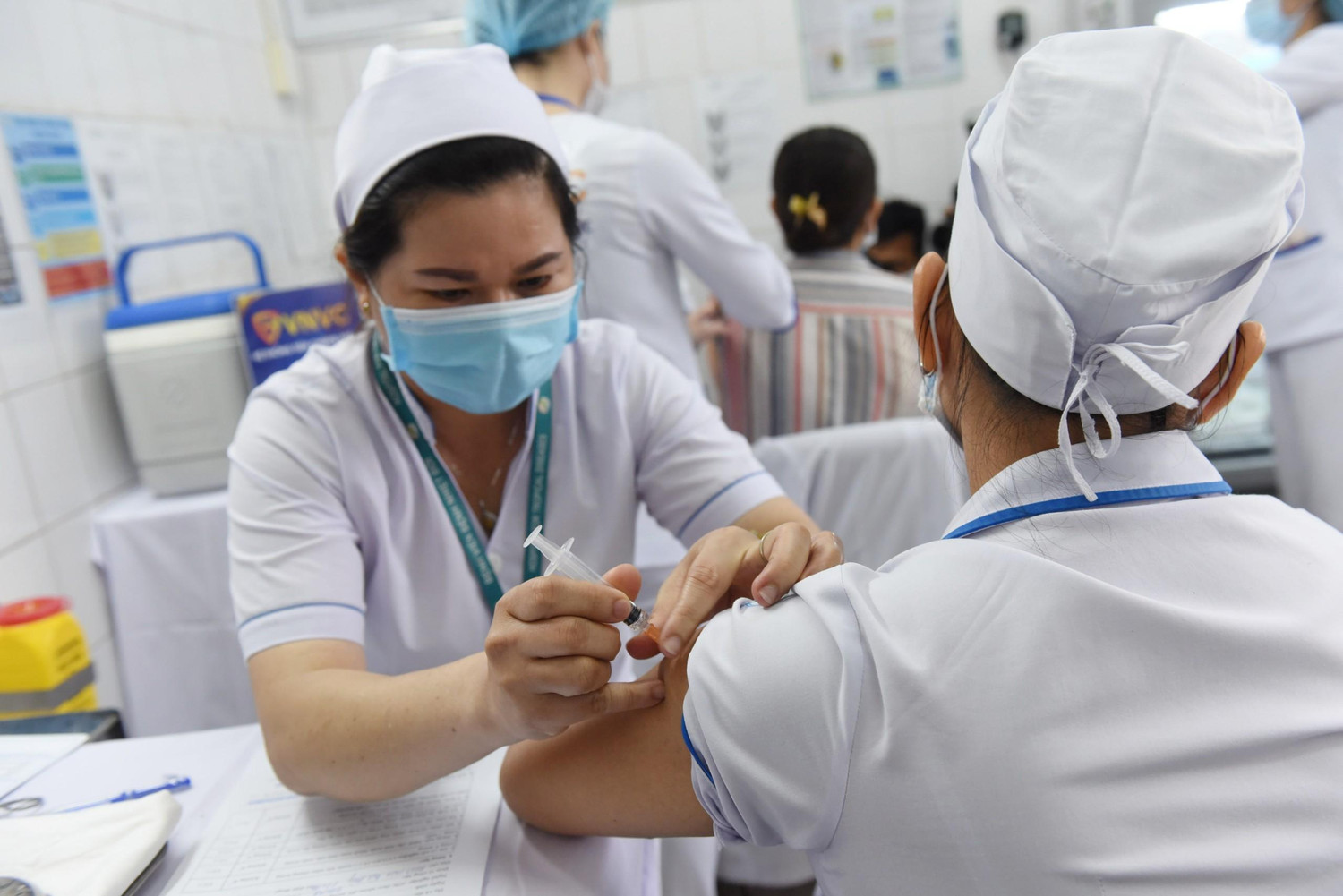 Thực hiện nghiêm phương châm “vaccine + 5K” và đẩy mạnh ứng dụng công nghệ toàn diện, rộng rãi, trong đó vaccine là yếu tố quyết định. Ảnh minh họa: dangcongsan.vn