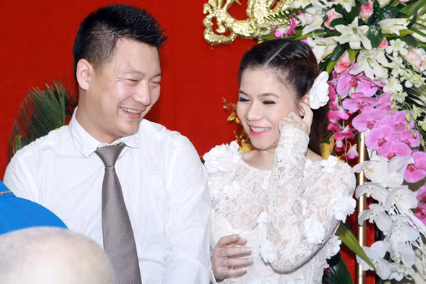 Diện áo dài ren trắng, giọng ca Sao Mai điểm hẹn cười hạnh phúc khi được nhà trai đến hỏi cưới. Diện áo dài ren trắng, giọng ca Sao Mai điểm hẹn cười hạnh phúc khi được nhà trai đến hỏi cưới.