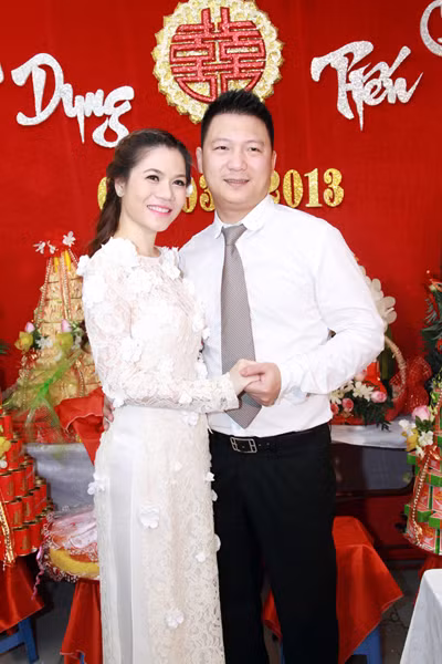 Ông xã của nữ ca sĩ hiện kinh doanh lĩnh vực điện tử. Hai người đã quen nhau được khoảng 2 năm. Trong suốt thời gian đó, họ thường xuyên cùng sánh đôi tham gia các sự kiện lớn nhỏ. Ông xã của nữ ca sĩ hiện kinh doanh lĩnh vực điện tử. Hai người đã quen nhau được khoảng 2 năm. Trong suốt thời gian đó, họ thường xuyên cùng sánh đôi tham gia các sự kiện lớn nhỏ.