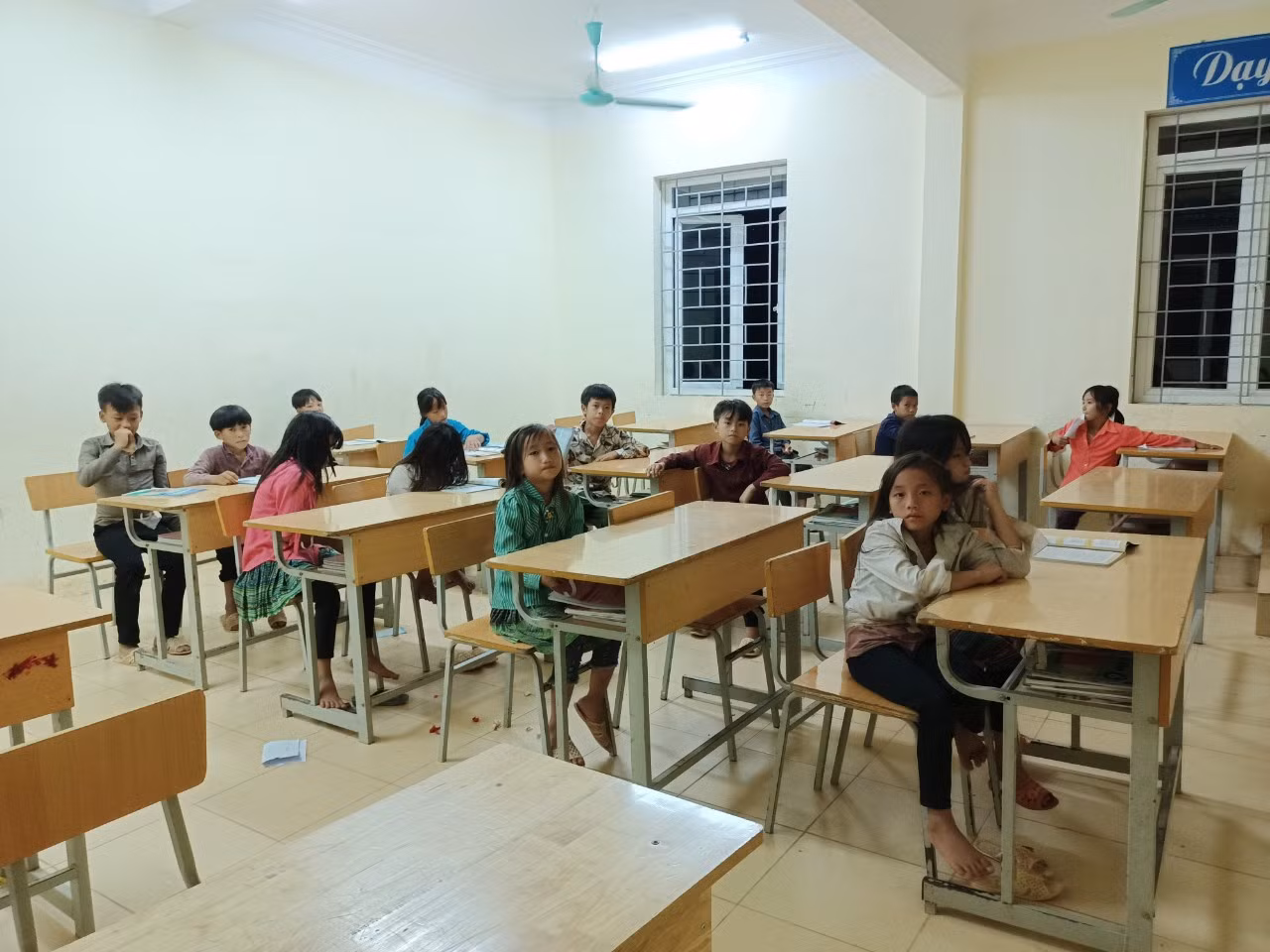 Giờ tự học buổi tối tại trường Phổ thông dân tộc bán trú Trung học cơ sở Huổi Lếch thiếu vắng nhiều bạn chưa về trường. Ảnh: nhà trường cung cấp