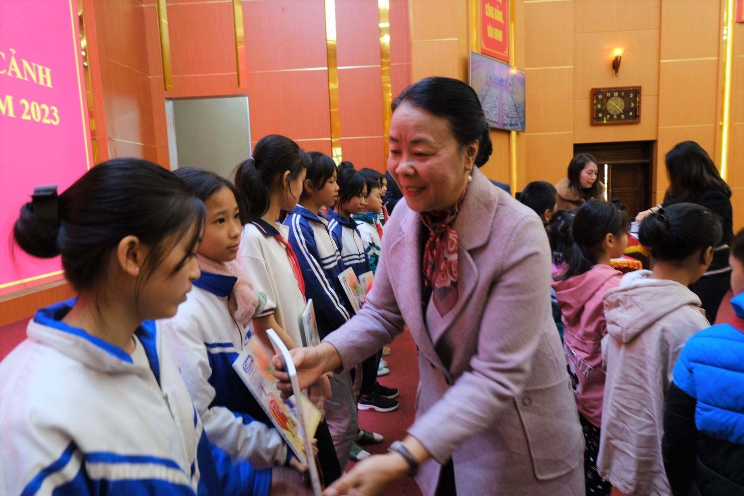 Bà Nguyễn Thị Thành Chung – Phó chủ tịch Hội Khuyến học tỉnh Phú Thọ trao quà động viên cho các em học sinh.