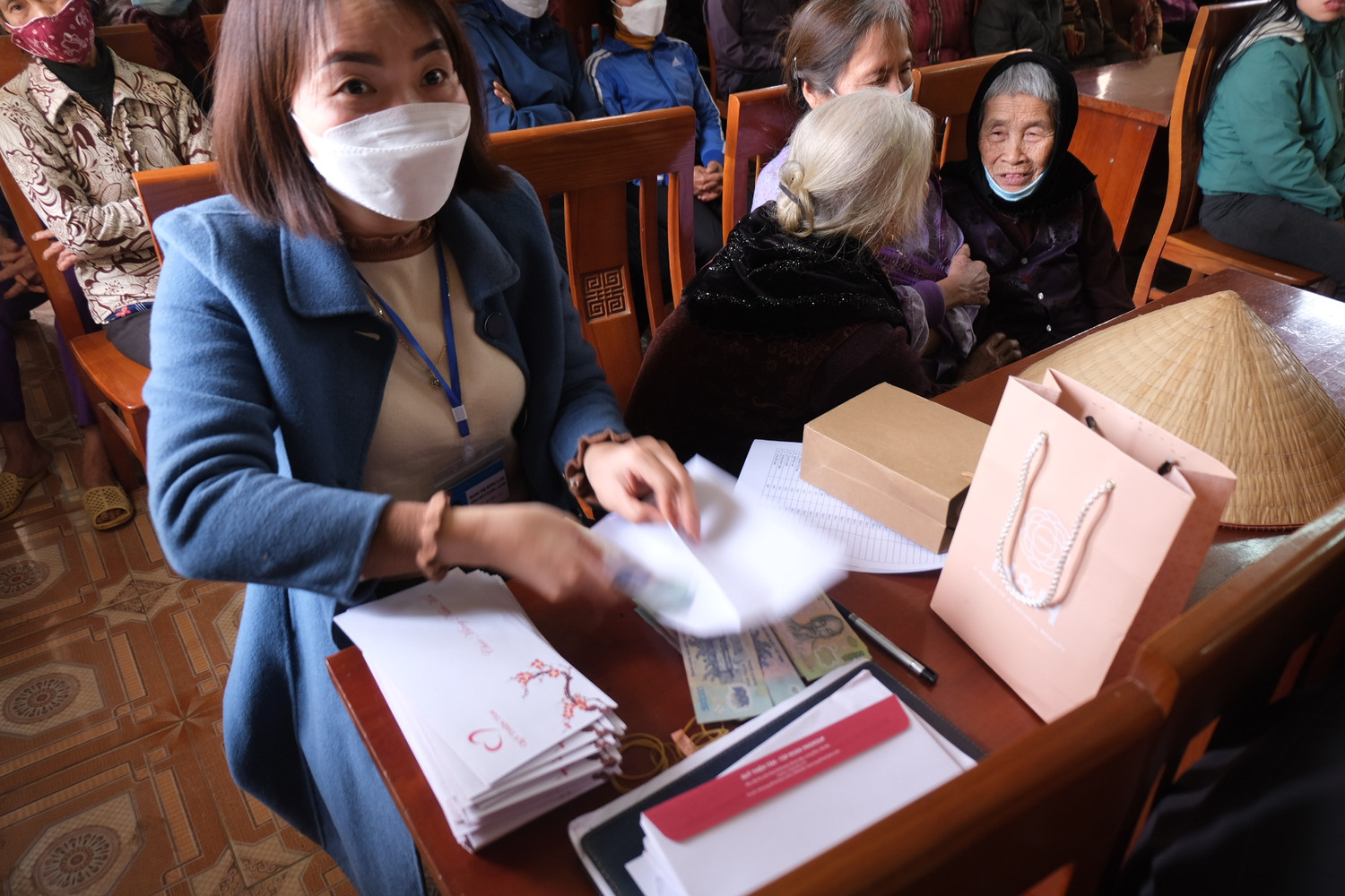 Việc chuẩn bị phần quà cho bà con nhân dân trong diện hộ nghèo được làm cẩn thận, chu đáo.
