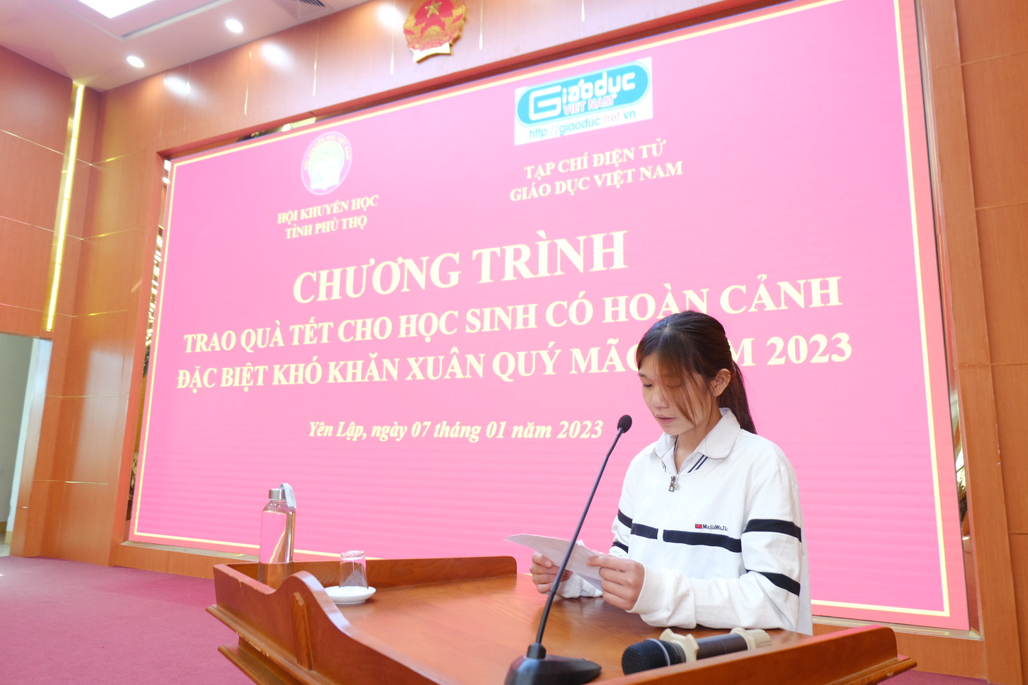 Em Hà Thị Thùy Linh hứa sẽ quyết tâm vươn lên hoàn cảnh để tiếp tục theo đuổi ước mơ bằng con đường học tập.