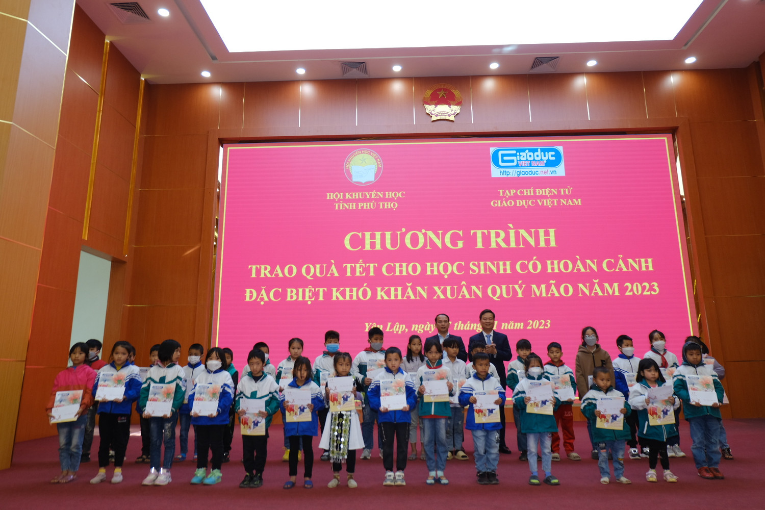 Niềm vui của các em học sinh trong ngày được tặng quà.