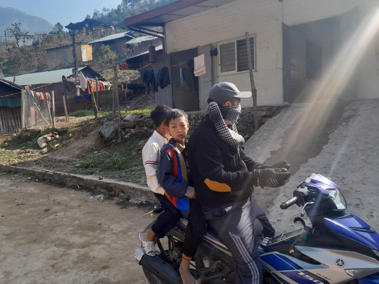 Thầy cô giáo ở trường Phổ thông dân tộc nội trú Tiểu học Pa Ủ đi vận động học trò từ sáng sớm. Ảnh: MK