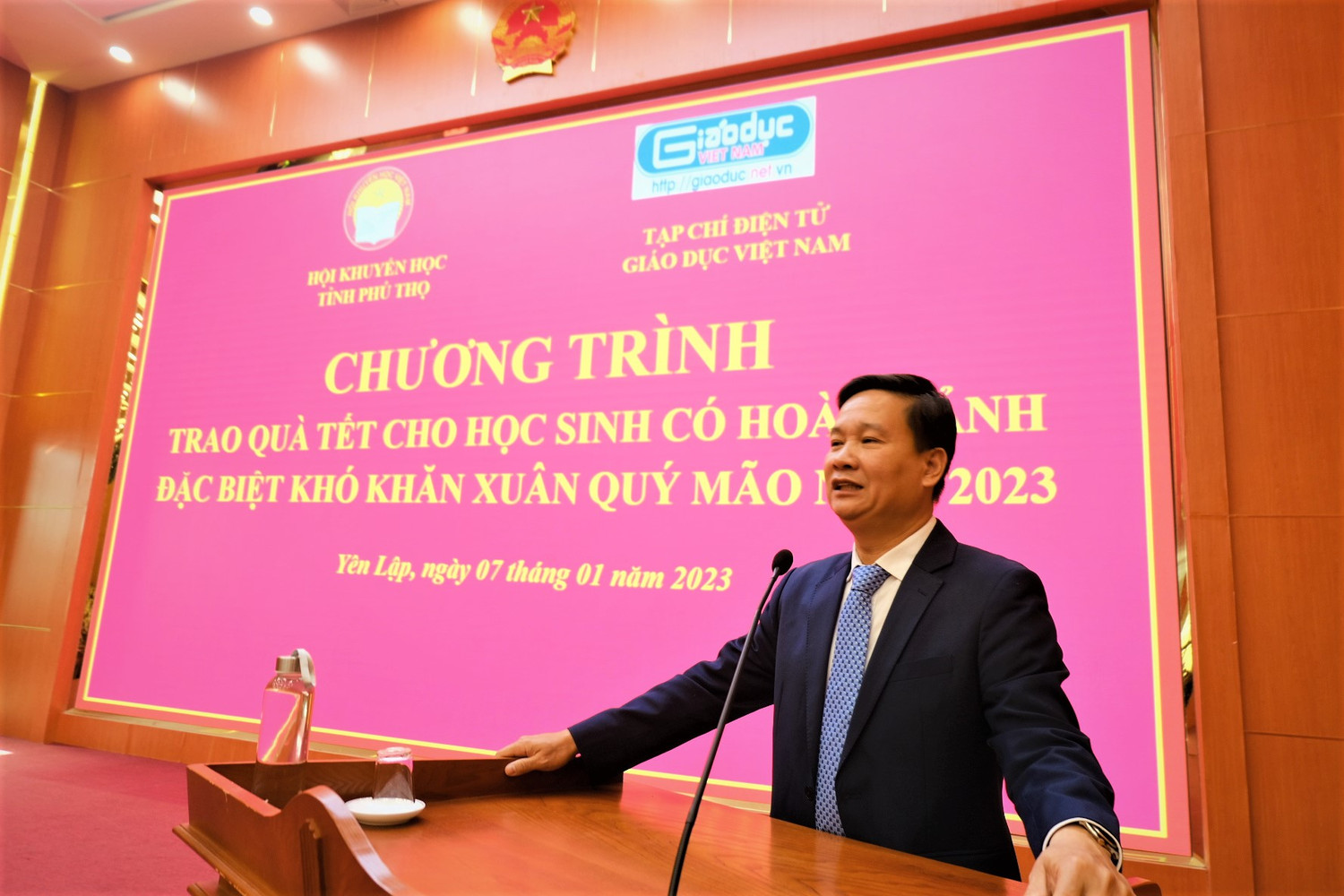 Nhà báo Nguyễn Tiến Bình - Phó Chủ tịch Hiệp hội Các trường đại học, cao đẳng Việt Nam, Tổng Biên tập Tạp chí điện tử Giáo dục Việt Nam phát biểu tại buổi trao quà ở huyện Yên Lập.