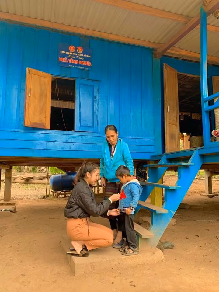 Từ sáng sớm, các cô giáo đã vào bản đến từng nhà vận động học sinh. Ảnh: Phòng Giáo dục và Đào tạo Hướng Hóa