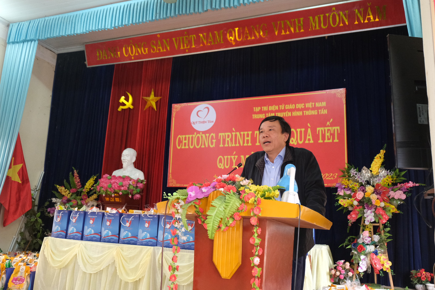 Nhà báo Nguyễn Thiện Thuật - Giám đốc Trung tâm truyền hình thông tấn phát biểu tại buổi trao quà.