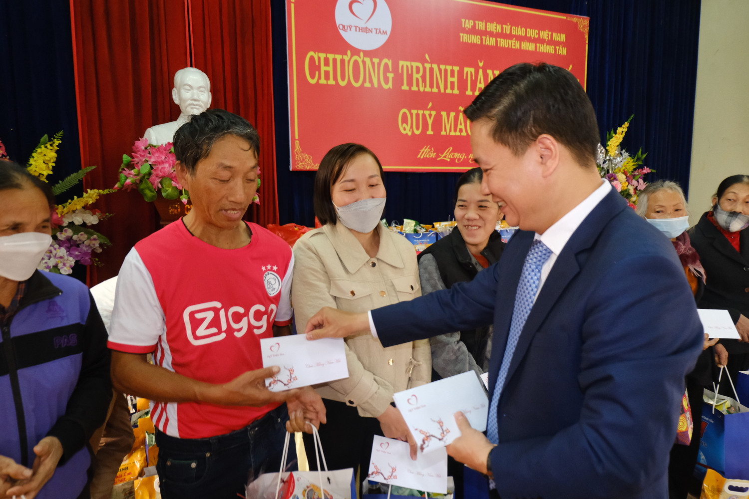 Niềm vui của người dân khi nhận quà từ Tổng biên tập Tạp chí điện tử Giáo dục Việt Nam.