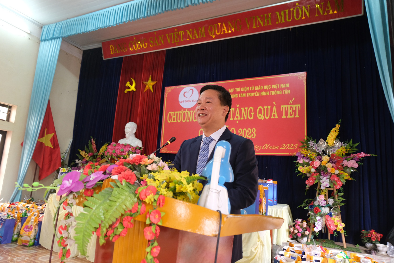 Nhà báo Nguyễn Tiến Bình - Phó Chủ tịch Hiệp hội Các trường đại học, cao đẳng Việt Nam, Tổng biên tập Tạp chí điện tử Giáo dục Việt Nam phát biểu tại buổi lễ trao quà Tết năm 2023.