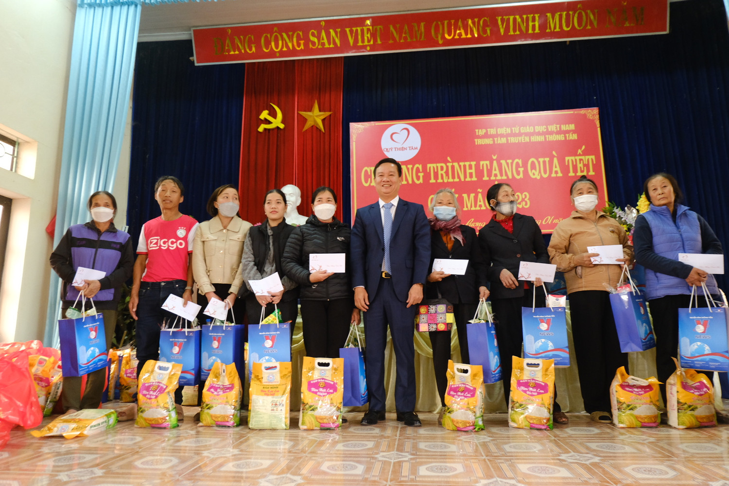 Tổng Biên tập Tạp chí điện tử Giáo dục Việt Nam chụp ảnh cùng bà con nhân dân xã Hiền Lương