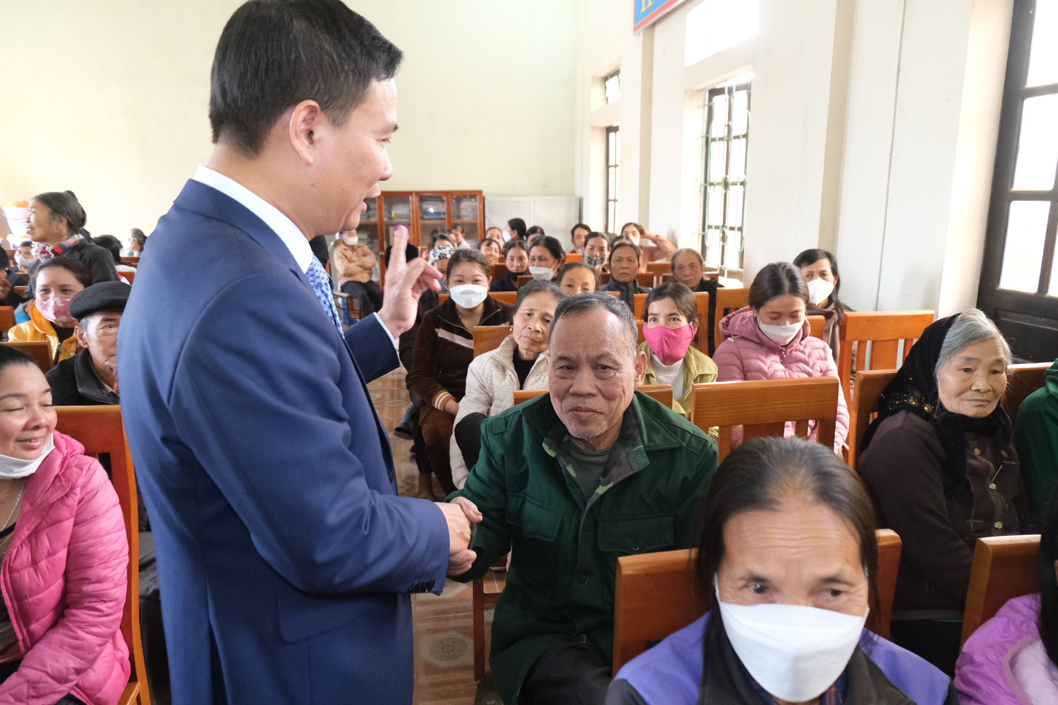 Phó Chủ tịch Hiệp hội Các trường đại học, cao đẳng Việt Nam, Tổng biên tập Tạp chí điện tử Giáo dục Việt Nam – Nguyễn Tiến Bình ân cần thăm hỏi bà con diện hộ nghèo tại xã Hiền Lương.