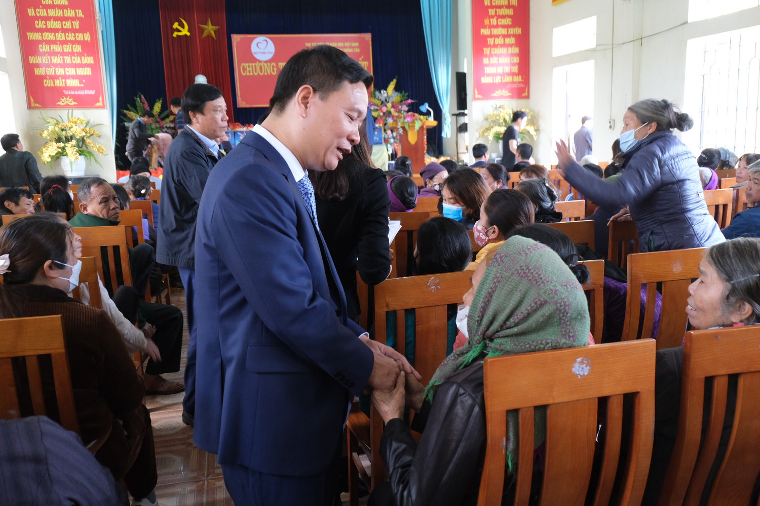 Nhà báo Nguyễn Tiến Bình hi vọng phần quà tết tuy nhỏ nhưng sẽ là nguồn động viên cho bà con trong dịp tết Nguyên đán cận kề.