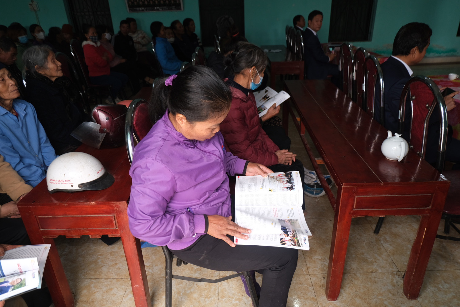 Bà con nhân dân xã Hoàng Cương chăm chú đọc ấn phẩm đặc biệt của Tạp chí điện tử Giáo dục Việt Nam.