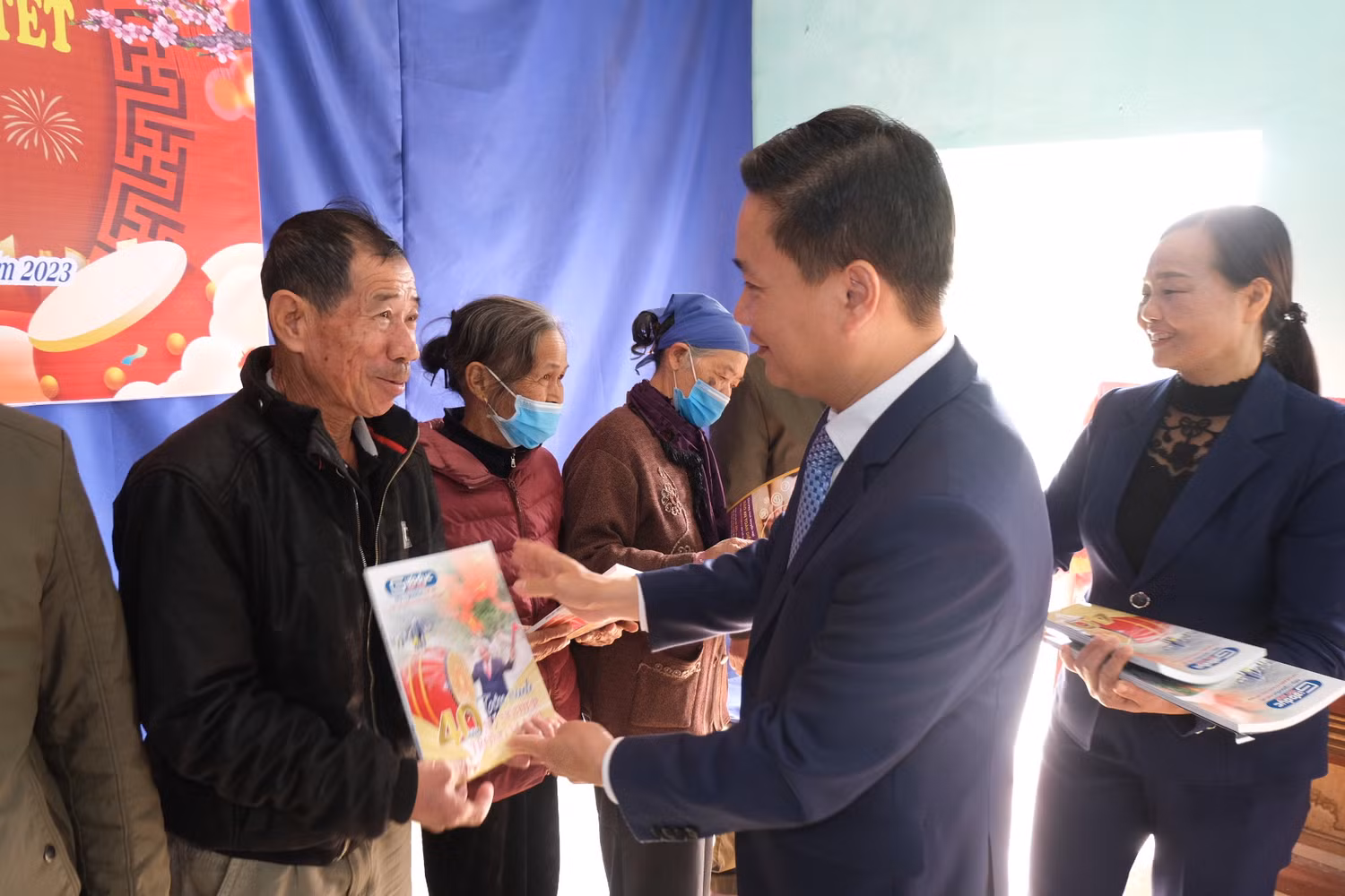 Mỗi món quà không chỉ vật chất mà còn chứa đựng tình cảm sẻ chia với những gia đình khó khăn Mỗi món quà không chỉ vật chất mà còn chứa đựng tình cảm sẻ chia với những gia đình khó khăn