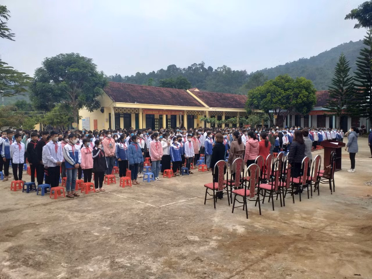 Buổi chào cờ đầu tiên sau kỳ nghỉ Tết tại trường Phổ thông dân tộc nội trú tại huyện Sốp Cộp. Ảnh: Phòng Giáo dục và Đào tạo huyện Sốp Cộp