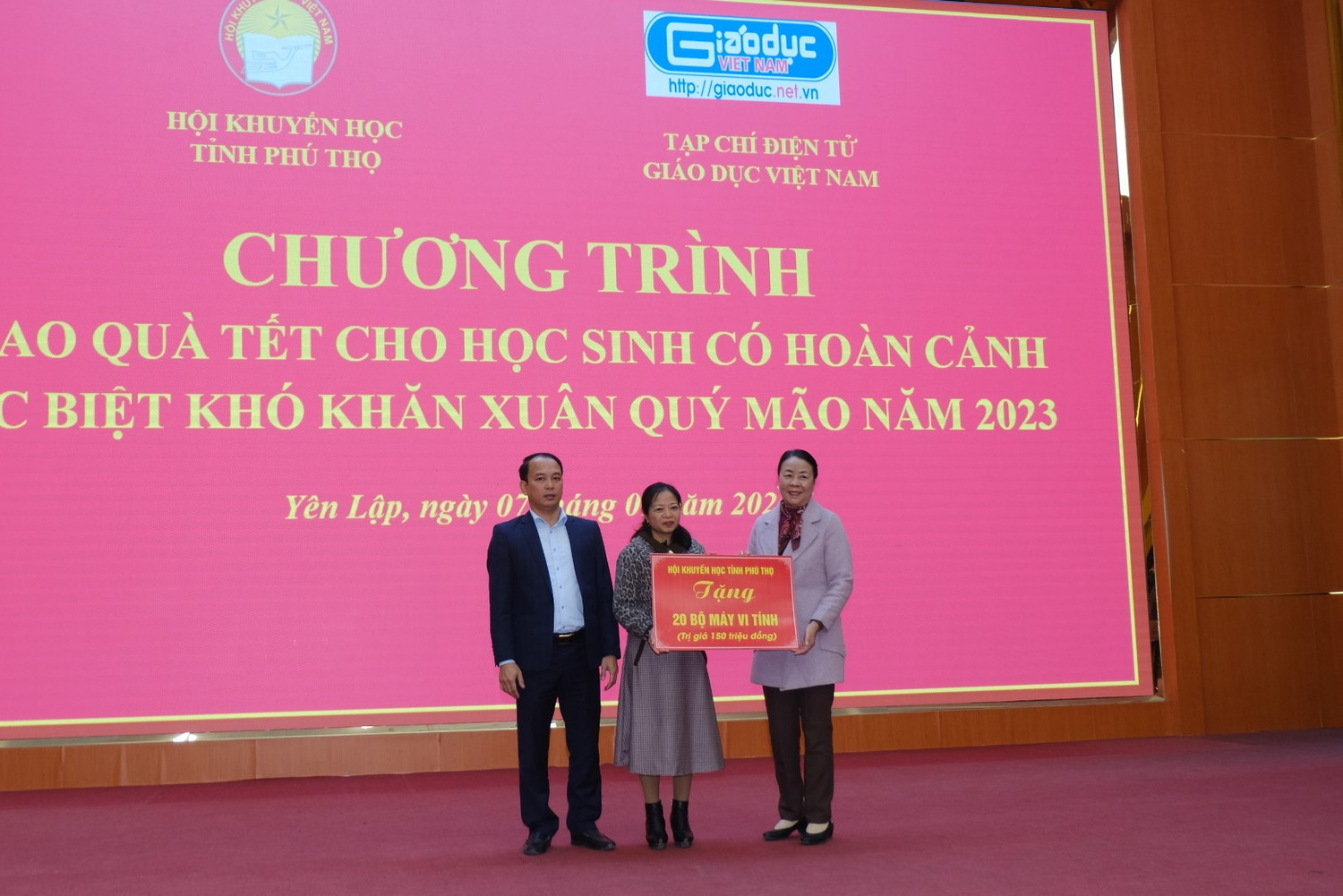 Bà Nguyễn Thị Thành Chung – Phó chủ tịch Hội Khuyến học tỉnh Phú Thọ cũng đã trao 20 bộ máy tính cho huyện Yên Lập.