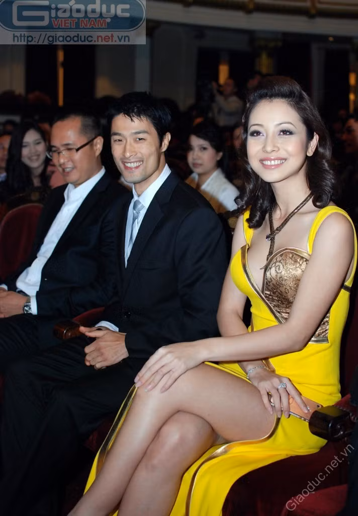 Đến lúc này thì Johnny Trí Nguyễn không thể "làm ngơ" được nữa, anh quay ra cười tươi tạo dáng bên cạnh người đẹp.