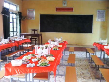Lớp học, bàn ghế học sinh trở thành nơi tiếp khách. Dư luận địa phương đang rất bức xúc về một đám cưới có "một không hai" tại Tân Tiến, Vĩnh Tường, Vĩnh Phúc. Đám cưới được tổ chức rất linh đình nhưng lại diễn ra tại... trường học. Toàn bộ học sinh trong trường đã phải nghỉ học để dành chỗ cho đám cưới của một vị cán bộ xã...