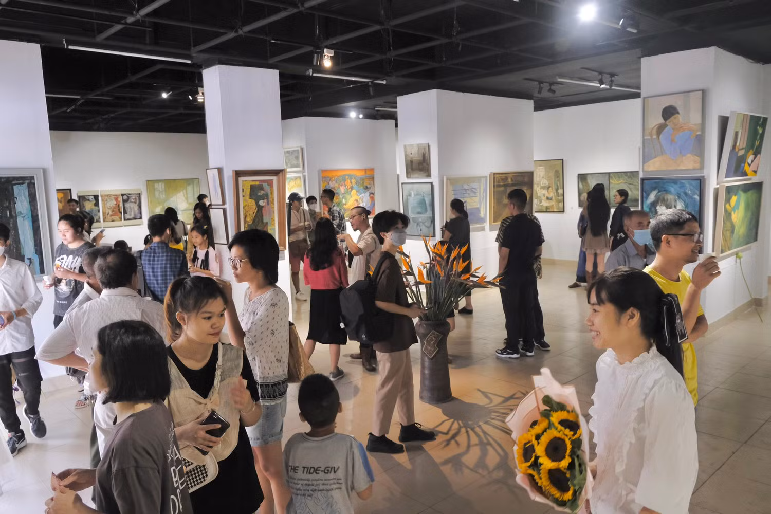 Khách tham quan triển lãm “Xin chào” (ảnh NVCC)