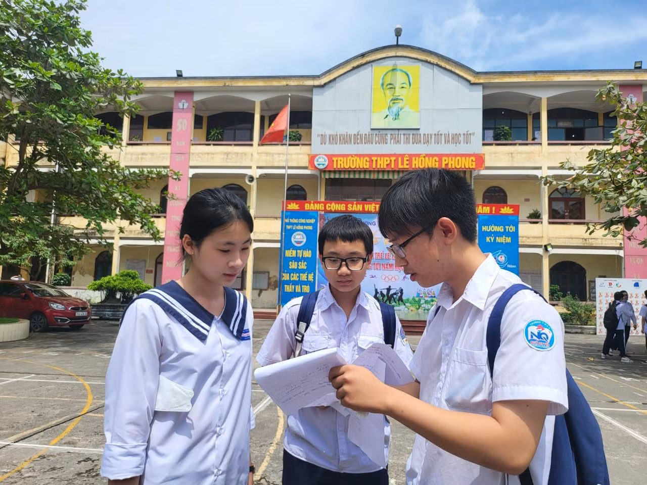 Thí sinh nán lại điểm thi để trao đổi bài với bạn (Ảnh: Lã Tiến) Thí sinh nán lại điểm thi để trao đổi bài với bạn (Ảnh: Lã Tiến)