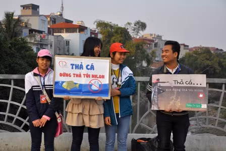 Được tham gia bảo vệ môi trường là niềm vui đối với mỗi bạn sinh viên tình nguyện CLB Thắp lửa trái tim. Được tham gia bảo vệ môi trường là niềm vui đối với mỗi bạn sinh viên tình nguyện CLB Thắp lửa trái tim.