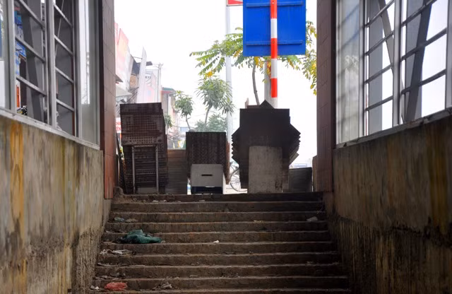 Lợi dụng sơ hở của ban quản lý, nhiều hộ dân quanh đây còn chiếm dụng và bán hàng quán tại khu vực trước cửa vào các hầm đường bộ. Lợi dụng sơ hở của ban quản lý, nhiều hộ dân quanh đây còn chiếm dụng và bán hàng quán tại khu vực trước cửa vào các hầm đường bộ.