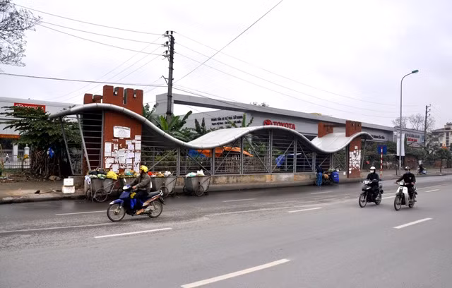 Theo ghi nhận của phóng viên Giáo dục Việt Nam, đoạn đường 32 qua địa phận huyện Từ Liêm (Hà Nội) có tới 4 hầm giành cho người đi bộ sang đường. Thế nhưng chưa có hầm đường bộ nào được đưa vào sử dụng. Theo ghi nhận của phóng viên Giáo dục Việt Nam, đoạn đường 32 qua địa phận huyện Từ Liêm (Hà Nội) có tới 4 hầm giành cho người đi bộ sang đường. Thế nhưng chưa có hầm đường bộ nào được đưa vào sử dụng.