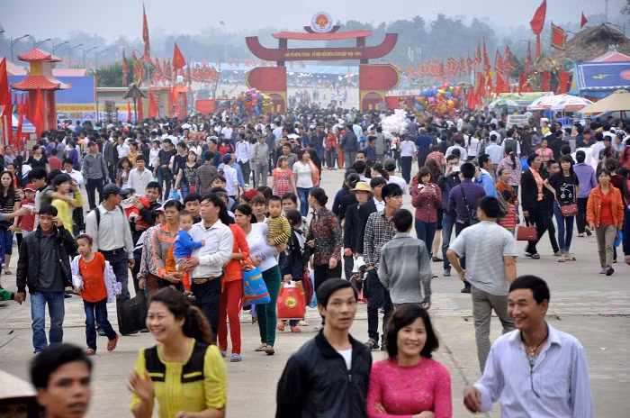 Lễ hội Đền Hùng – Giỗ Tổ Hùng Vương 2014 được tổ chức trong năm ngày, từ ngày 5 đến 9/4 (tức từ ngày 6 đến 10/3 âm lịch), thu hút hàng triệu người dân và khách du lịch. Lễ hội Đền Hùng – Giỗ Tổ Hùng Vương 2014 được tổ chức trong năm ngày, từ ngày 5 đến 9/4 (tức từ ngày 6 đến 10/3 âm lịch), thu hút hàng triệu người dân và khách du lịch.