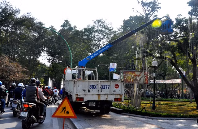 Các nhân viên điện lực cũng đang rà soát và sửa chữa điện đèn đường để đảm bảo ánh sáng cho người dân trong dịp Tết cổ truyền của dân tộc.